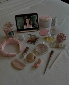 Makeup Therapy, Pink Lifestyle, Spa Headband, Vogue Beauty, Pretty Skin, Pink Girly Things, Pink Vibes, Makeup Set, Make Up Bag