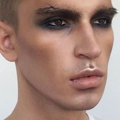 Androgynous Makeup, Make Up Gold, Black Eye Makeup, Natural Smokey Eye, Smoky Eyeshadow, Cute Eyeshadow Looks, Eyeshadow For Blue Eyes, Black Smokey Eye, Mode Editorials