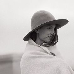 / Wrapped In Blanket, Modern Hepburn, Classy Photography, Love Hat, Wearing A Hat, Ocean Wave, Hats Vintage, Black And White Photography, Beautiful Images