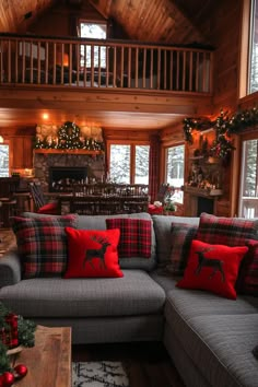 21 Cozy Mountain Lodge Christmas Decor Ideas 2024 Cozy Cabin Living Room, Eclectic Bathroom Design, Comfy Cozy Home, Honeycomb Wallpaper, Cabin Christmas Decor