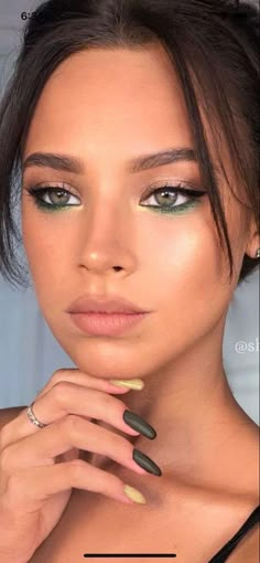 Make Up Inspiration Natural, Makeup Beauty Hacks, Blue Eyes Make Up, Makeup Verde, Green Makeup Look, Green Dress Makeup, Evening Eye Makeup, Tiktok Makeup