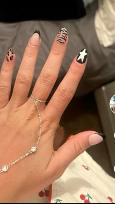 🖤🐆🦓 Nail Inspo For Nyc, Almond Nails Designs Black And Gold, Simple One Nail Design, November Nail Inspo 2024, Simple 2024 Nails, Easy Cheetah Nails, Nail Inspo With Black, Nail Ideas Boujee, Black And Brown Nail Ideas