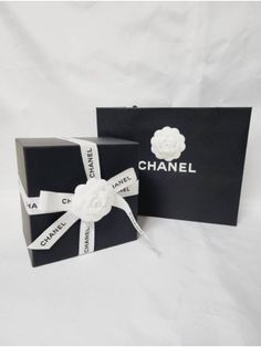 Gender: Women Brand: CHANEL Product Name: Gold CC Logo Classic Small Chain Cosmetic Case Grained Shiny Calfskin Mini Bag Black Bags Alora Code: 80367554 Color: black Origin: France Designer Style ID AP1340 B10583 C3906 Mini Bag Black, Urban Logo, Chanel Slingback, Chanel Box, Mode Chanel, Vanity Bag, 背景 シンプル, Bvlgari Bags, Small Backpack