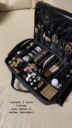 Makeup Artist Career, Makeup Artist Bag, A Lot Of Makeup, Rangement Makeup, Makeup Artist Kit, Makeup Artist Tips, Lots Of Makeup, Makeup Studio, Makeup Box