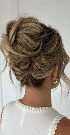 messy french twist updo, messy high bun, messy upstyle, messy textured upstyle, wedding updos, wedding hairstyle, messy updo hairstyle for elegant look, messy updos, hairstyle ideas , updo, wedding updo hairstyle , 90s updos, textured updo, upstyle Funky Hair Updos, Soft French Twist Updo, Updo Brunette, Mid High Bun Wedding Hair, Updos For Medium Length Hair Front View, Messy Bun Up Do, Messy High Wedding Bun, Loose High Updo Wedding