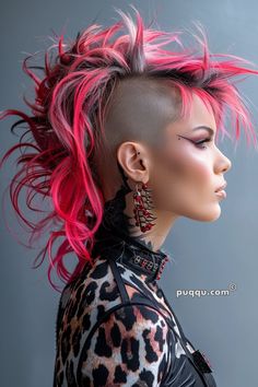 Mohawk Haircut for Women: Bold, Edgy, and Unapologetically You - Puqqu Mohawk Color Ideas, Mohawk For Women, Punk Hair Women, Mohawk Woman, Punk Haircuts, Fun Haircuts, Female Mohawk