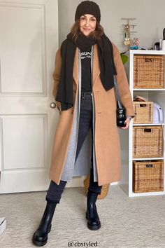 Casual trench coat outfit idea. Love the look of this camel coat accessorized with black scarf and black boots. The perfect trendy fashion outfit and cold winter outfit idea. Black Scarf Outfit, Scarf Outfit Winter, Trench Outfit, White Oxford Shirt, Best White Sneakers, Winter Coat Outfits, Winter Outfits Aesthetic