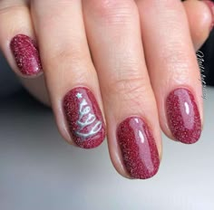 Short Glitter Red Christmas Nail Design Berry Christmas Nails, Burgundy Nails Christmas Holidays, Ombre Nails Christmas Red, Cranberry Sparkle Nails, Winter Nails 2022 Burgundy, Ombre Gel Nails, Classy Nail Art Ideas, Elegant Manicure, Gel Nails French