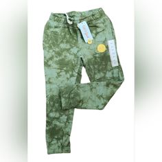 Pantaln Verde Nuevo Con Etiqueta, Tiene Un Cordn En La Cintura Para Ser Ajustado. Trendy Green Cotton Sweatpants, Playful Cotton Sweatpants With Elastic Waistband, Casual Cotton Joggers For Playwear, Green Bottoms With Elastic Waistband For Playwear, Cotton Sweatpants For Spring Playwear, Playful Green Pants With Elastic Waistband, Trendy Green Cotton Joggers, Sporty Cotton Sweatpants For Playwear, Green Cotton Sweatpants For Summer