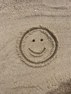 summer instagram post idea 2022 summer beach sand smile beach Smiley Face Drawing, Drawing Summer, 2022 Instagram, Beach Picture, Summer 2022, Smiley Face, Face Drawing, Smiley, Instagram Story