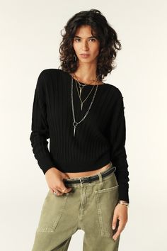 Modern and ever so feminine, our JYNX sweater entices with its short, slim-fitting cut that highlights your figure. This long-sleeve sweater is made unique by three buttons on its shoulder. We love the dazzling look of its ribbed trim. Pair this sweater with high-rise jeans or a midi skirt for both work and pleasure! This item is made with wool derived from a certified production chain guaranteeing the welfare of animals and the sustainable management of pastures - Long-sleeve sweater- Boat neck- Buttoned Chic Fine Knit Cropped Sweater For Fall, Pointelle Knit Cropped Sweater For Fall, Chic Fine Knit Sweater For Night Out, Chic Cropped Pointelle Knit Sweater For Layering, Chic Cropped Long Sleeve Sweater For Night Out, Textured Knit Long Sleeve Top For Fall, Chic Cropped Sweater With Pointelle Knit And Long Sleeves, Chic Long Sleeve Cropped Sweater For Night Out, Trendy Fine Knit Cropped Sweater