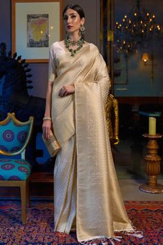 Gold Silk Saree, Off White Saree, Golden Saree, Saree Bollywood, Silk Saree Kanchipuram, Saree Banarasi, White Saree, Ghagra Choli, Party Kleidung