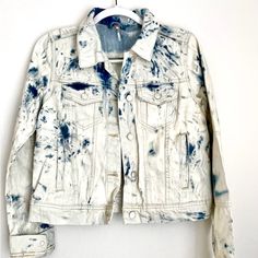 Free People Jones Tie Dye Blue Rumors Denim Jean Jacket. Has A Vintage Color To It. It’s Like A White, That’s Aged, But The Garment Is New. It’s Made To Look That Way. Machine Wash Cold, With Like Colors. Use Only Non-Chlorine Bleach Tumble, Dry Low. Pit To Pit: 18 In With Buttons Closed. Length: 21 In. This Garment Has Four Pockets, And A Button Down Front. You Could Also Role Of The Sleeves A Bit , For Another Look. Blue Fitted Cotton Denim Jacket, White Distressed Denim Jacket, White Washed Cotton Denim Jacket, White Washed Long Sleeve Denim Jacket, Spring Casual Bleached Denim Jacket, Casual Bleached Denim Jacket For Spring, Bleached Denim Jacket For Spring, Fall Bleached Blue Denim Jacket, Indigo Cotton Denim Jacket For Spring