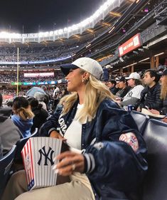 #aesthetic #vogue #stadium Yankees Game Outfit, Yankees Outfit, Hockey Game Outfit, Soccer Pics, Pack Instagram, Being Productive, Ny Trip, Photos Inspo, Start Where You Are