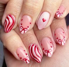 Christmas Nails With Snowman, Toddler Christmas Nail Designs, Christmas Bow Nail Art, Christmas Present Nail Art Designs, Pink And Red Christmas Nails, Cutesy Christmas Nails, Pink Christmas Nail Designs, Christmas Kawaii Nails, Winter Blue Nails