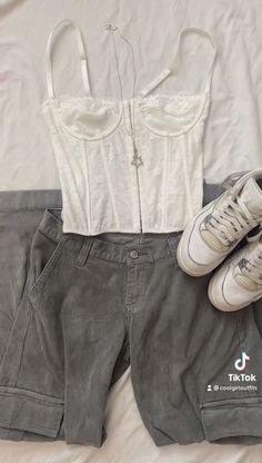 Styling Cargos, Cargo Pants Corset, Drake Concert Outfit, Light Blue Corset, Drake White, Trendy Summer Outfits, Causual Outfits, Pants White, Swaggy Outfits