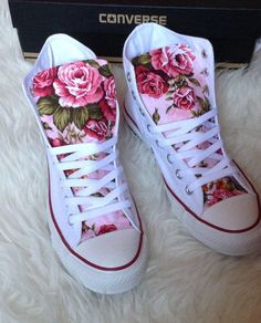 Spring Floral Converse Shoes von ChaoticMayhem auf Etsy Converse Floral, Diy Converse, Floral Converse, Outfit Jeans, Shoe Closet, Crazy Shoes, Summer Floral