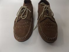 vintage 90s leather moccasins ankle booties. muted brown color soft leather with crossed stitching along the side seams and woven stitching on the foot. rounded toes and flat rubber soles . US women's size 7 on shoes, see measurements for accurate fit. LABEL || hush puppies MATERIAL || leather and rubber CONDITION || great | some spotting on the sides and water marks on the back heels, see all pictures MEASUREMENTS IN INCHES size - US 7 women's insole length - 9 across foot - 3 heel height - les Boho Flat, Hippy Dress, Muted Brown, Dress Minimal, Boho Hippie Dress, Water Marks, Leather Moccasins, Hippie Dresses, Boho Festival