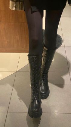 siyah kuğu|beyza aksoy Laced Up Boots Outfit Knee High, Black Platform Lace Up Boots, Long Lace Boots Outfit, Black Knee High Lace Up Boots, Black Knee High Combat Boots, Black Knee High Combat Boots Outfit, Aesthetic Boots Grunge, Long Black Combat Boots, All Black Combat Outfit