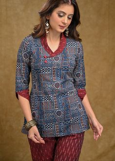 Cotton Batik Kurti Designs, Ikat Blouse Designs, Short Kurti Designs, Kimono Tops, Cotton Short Tops, Cotton Tops Designs, Long Blouse Designs, New Kurti Designs, Simple Kurta Designs