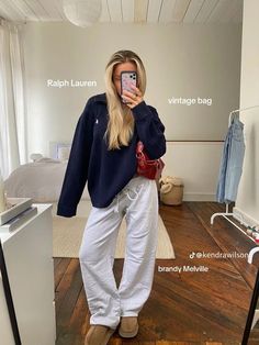 ⋆౨ৎ˚⟡˖ ࣪𓍯𓂃 Straight Leg Sweats Outfit, Light Blue Sweatpants Outfit, Lazy School Fits, Comfy Study Outfit, Comfy Thanksgiving Outfit, Outfit Jogging, Uggs Outfits, Comfy School Outfits, Outfit With Uggs