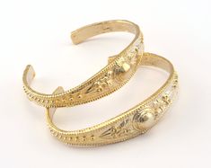 Shape: Flower Bracelet material: Raw brass Color : Shiny Gold Inner size : 58mm Adjustable Quantities: 1 pc. If you want any different design and dimension please convo me, Would you like to see our other products like this? https://www.etsy.com/shop/OzBrassShop?search_query=Bracelet+for+women Gold Round Bracelets For Festival, Ceremonial Adjustable Metal Bracelets, Adjustable Metal Bracelets With Decorative Details, Gold Bracelet For Gift, Decorative Gold Bracelet As A Gift, Decorative Gold Bracelet For Gift, Textured Bracelet, Key Bracelet, Beaded Cuff