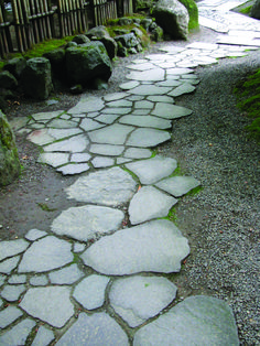 luxury modern stone pathway walkway decoration design ideas Stone Garden Paths, Flagstone Path, Garden Stepping Stones, Fall Garden Vegetables, Recycled Garden, Garden Pathway