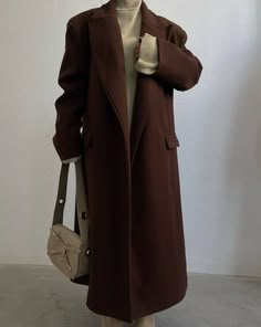 Woman wearing Stassie Long Brown Coat over Beige Top for a chic winter look Fall Outfit Long Coat, Satin Coat Outfit, Turkey Winter Outfits Women, Long Coat And Dress Outfit, Large Coat Outfit, Oversize Coats For Women, Chocolate Brown Coat Outfit, Flannel Coat Outfit