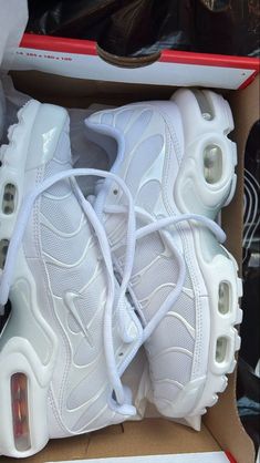 Nike Tn White, Tn White, Pretty Sneakers, Trendy Shoes Sneakers, Dr Shoes, Fitness Wear Outfits, All Nike Shoes