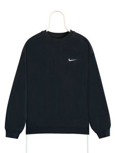 Nike Sweatshirts Aesthetic, Nike 90s Outfit, Nike Vintage Sweatshirt, Vintage Nike Sweater, Sweatshirts Aesthetic, School Dr, Aesthetic Crewneck, Cyberpunk Clothes, 90s Sweatshirt