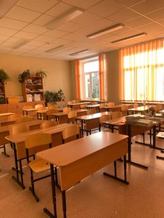 an empty classroom with desks and chairs