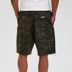 The Frayed Double-Knee Camo Cargo Shorts masterfully blend military elements with street style. These slightly oversized shorts feature an all-over camouflage print and a durable double-knee design for added toughness. The frayed hem adds an edgy touch, while the back pocket is adorned with a metal logo badge for a distinctive look. Crafted from premium 100% cotton fabric (370g/m²), these shorts ensure both comfort and durability, making them perfect for any urban adventure. All-over camouflage Summer Combat Cotton Bottoms, Camouflage Relaxed Fit Utility Bottoms, Combat Cargo Style Bottoms For Summer, Summer Combat Cargo Style Bottoms, Summer Combat Cargo Bottoms, Relaxed Fit Camouflage Bottoms With Cargo Pockets, Military Style Cargo Shorts With Side Pockets, Military Cargo Shorts With Side Pockets, Combat Style Bottoms For Summer Streetwear