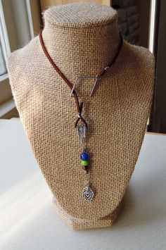 This brown faux suede lariat can be draped for a lower-sitting necklace--or double-wrapped for a shorter, choker-like look. Ornamented with a hand-beaded dangle made with Czech glass beads, as well as a silvertone peacock charm, this unique Peacock Feather Lariat completes any boho, southwest or casual look with simplicity and flair. Wire-wrapped by hand! You may also like our Peacock Beaded Necklace: https://www.etsy.com/listing/725488341/peacock-beaded-necklace-with-charm-and And our Peacock Feather Bracelet: https://www.etsy.com/listing/730270333/peacock-feather-bracelet-with-brown Peacock Feather Bracelet, Feather Bracelet, Tarot Bags, Peacock Feather, Vintage Button, Lariat Necklace, Look Plus, Casual Look, Czech Glass Beads