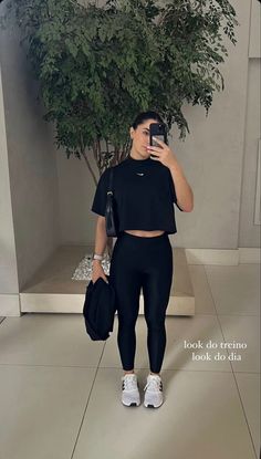 Gym Outfits With Leggings, Women Jogging Outfit, Legging Gym Outfit, Outfit Para Gym, Gym Clothes Women Outfits, Outfit Gym Mujer, Outfits Para Gym, Black Gym Outfits, Outfits Academia