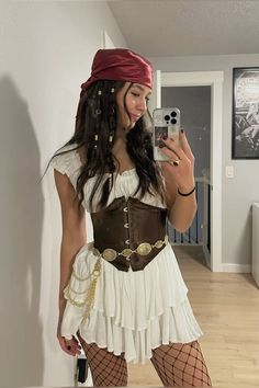 pirate costume Costumes For Teenage Girl, Classy Halloween Costumes, Fest Temaer, Trio Halloween Costumes, Pirate Halloween Costumes, Pretty Halloween Costumes, Couples Halloween Outfits, Holloween Costume, Halloween Party Outfits