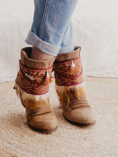 These boho feather cuffs with buckles are the perfect accessory to decorate your high boots or ankle boots, they are made with carefully selected ethnic materials, in a completely artisanal process, with them you will get those boots that you wear everywhere, and you will have super comfortable They have a different look when you want and this way you can enhance that Boho-Chic style that we love so much. When purchasing a product, the complete pair (left foot and right foot) is included. This l Bohemian Boots With Tassels And Round Toe, Bohemian Leather Boots With Fringe, Bohemian Leather Boots For Winter, Bohemian Winter Boots With Round Toe, Brown Tasseled Boots For Festivals, Bohemian Fringe Boots With Round Toe, Bohemian Style Fringe Boots With Round Toe, Brown Fringe Boots For Festival, Leather Bohemian Boots For Festival