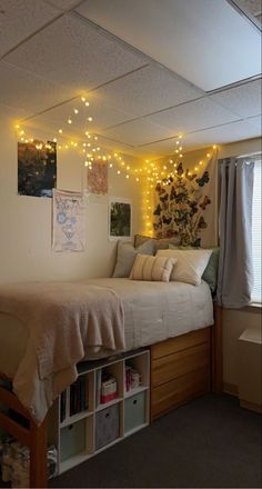 Butterfly dorm room boho Forest Dorm Room, Dorm Inspo Green, Washu Dorm, College Dorm Room Ideas Cozy, Dorm Set Up Layout, Double Dorm Room Ideas, Dorm Room Mirror, Cozy Dorm Room Aesthetic, Dorm Inspo Cozy