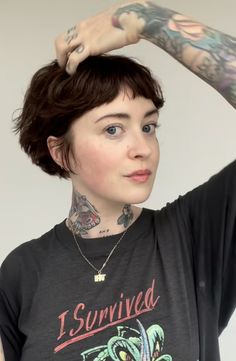 Short Bob With Micro Bangs, Queer Pixie Cut, Microbob Hairstyle, Short Feminine Hair, Hairstyles For Growing Out A Pixie, Short Hairstyle Curly Hair, Short Hairstyle Curly