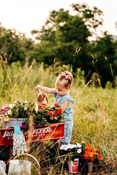 Kids Summer Photoshoot Ideas, August Mini Session Ideas, Summer Session Ideas, Summer Mini Photoshoot Ideas, Outdoor Photography Props, Spring Mini Photo Session Ideas, Photography Mini Sessions Themes, Summer Mini Photo Session Ideas