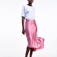 Midi Length Satin Skirt Size Xs Color Pink . Gorgeous Color Condition Brand New With Tag Bloggers Favorite Pink Satin Skirt, Satin Skirt Outfit, Zara Suits, Slip Skirts, Women Fashion Edgy, Popsugar Fashion, Satin Midi Skirt, Zara Skirts, Slip Skirt