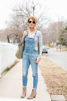 How to Wear Overalls and Still Look Your Age Trendy Overalls, Skirt Diy, Looks Jeans, White Long Sleeve Blouse