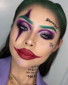 Ideas para recrear 🕷️🕸️🎃 The Joker Outfit, Joker Halloween Makeup, Joker Outfit, Joker Halloween Costume, Holloween Makeup, Joker Halloween, Joker Makeup, Cute Halloween Makeup, Hot Halloween Outfits