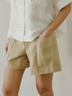 Loose-fit shorts in lightweight cotton blend. High waist, covered elastic at back of waistband, and zip fly with hook-and-eye fastener. Sewn foldover cuffs.- Short- High waist- Loose fit Beige Cotton Shorts With Belt Loops, Knee-length Beige Shorts With Belt Loops, Beige Knee-length Shorts With Belt Loops, Spring Bermuda Shorts With Rolled Hem, Beige Bermuda Shorts With Belt Loops, Summer Cotton Shorts With Rolled Hem, Spring Shorts With Rolled Hem, High-waisted Shorts With Rolled Hem For Summer, Relaxed Fit Bermuda Shorts With Rolled Hem