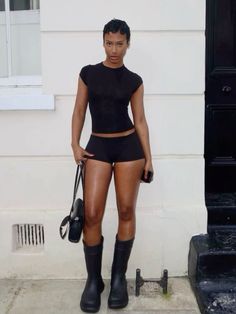 Subversive Fashion Black Women, Black Short Boots Outfit, Street Style Aesthetic, Its Cold, Style Aesthetic, Baddie Outfits Casual