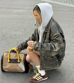 Adidas Bag Outfit, Paris Fall Outfits, Adidas Jacket Outfit, Sneakerhead Outfits, Everyday Ootd, Early Fall Fashion, Street Style Outfits Casual, Fashion Trend Forecast