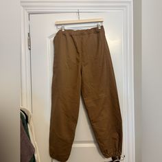 Size Medium New Without Tags Brown Tapered Leg Cargo Pants With Elastic Waistband, Brown High-waisted Cargo Pants With Elastic Waistband, Spring Brown Cargo Pants With Elastic Waistband, Brown Cargo Pants With Elastic Waistband For Spring, Brown Ankle-length Cargo Pants For Spring, Spring Brown Ankle-length Cargo Pants, Brown Straight Leg Parachute Pants For Spring, Brown Cotton Parachute Pants For Spring, Spring Brown Sweatpants With Pockets