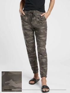 NEW Athleta Camo Farallon Jogger Black Olive Camo Size 2 PRODUCT DETAILS FOR: Commuting, work and travel FEEL: The comfort and stretch of a knit, with the look of a twill face woven for the utmost in versatility. FAVE: Easy pull on style with adjustable drawcord Open drawcord at center back waistband 2 front stash pockets, 1 coin pocket, 1 back pocket #535275 FIT & SIZING Semi-fitted, skims easily over the body Inseam: Regular: 27" Petite: 25" Tall: 30" FABRIC + CARE Cotton/Spandex Imported. I p Camo Jogger Pants, Linen Joggers, Fall 23, Camo Joggers, Work And Travel, Cropped Joggers, Travel Pants, Printed Joggers, Camo Pants