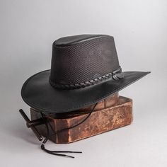 The American outback-style Breeze Sun Hat is the ideal combination of breathable mesh crown and water repellent leather brim. It keeps you cool and dry on the hottest of days and most demanding of adventures. #hats #sunhats Summer Hats For Men, Sun Hats For Men, Mens Beach Hats, Packable Sun Hat, American Hat Makers, American Hat, Mens Beach, Mens Hats Fashion, Beach Hats