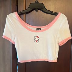 Never Worn Cute Top Hello Kitty Shirt Aesthetic, Hello Kitty Shirt Outfits, Shein Hello Kitty, Hello Kitty Top, Crop Top Aesthetic, Tops Shein, Cropped Graphic Tees, Kitty Items, Hello Kitty Themes