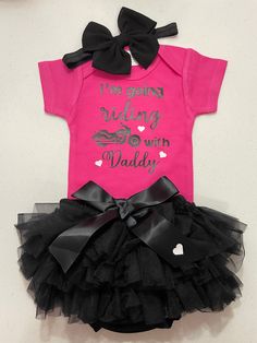 This set will make an adorable gift for that Mom or Dad who loves to ride! The short sleeve bodysuit is made with great quality vinyl. I apply the vinyl with a heat press at the proper temperature and pressure. A size chart is available in my shop announcement. The headband is made according to the size ordered. The bow is attached to the soft stretchy elastic. The bloomers are soft for baby and have ruffles applied to the front and the back. Thank you for visiting! Cute Black Short Sleeve Onesie, Girl Biker Outfit, Girl Motorcycle Outfit, Outfit Biker, Girl Biker, Girl Baby Clothes, Biker Baby, Outfit Baby Girl, Baby Girl Outfit